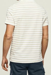 Kortærmet poloshirt med striber i en lys cremefarvet bund og beige vandrette striber, med krave og sideslids.