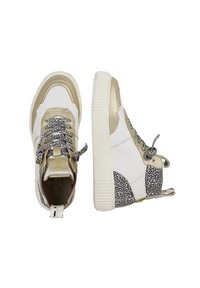 Białe i złote sneakersy typu high-top z teksturowanymi akcentami w cętki lamparta, ozdobione dekoracyjnymi sznurowadłami i grubą, gumową podeszwą.