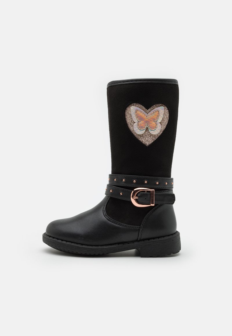 Svart knähög stövel med läderliknande tå, mjukt tygöverdela, dekorativ fjärilshjärta patch och nitarrem med spänne i roséguld.
