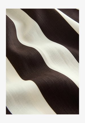 Tessuto striped con onde alternate marroni scuri e avorio, con una superficie liscia e testurizzata e un leggero lucido.