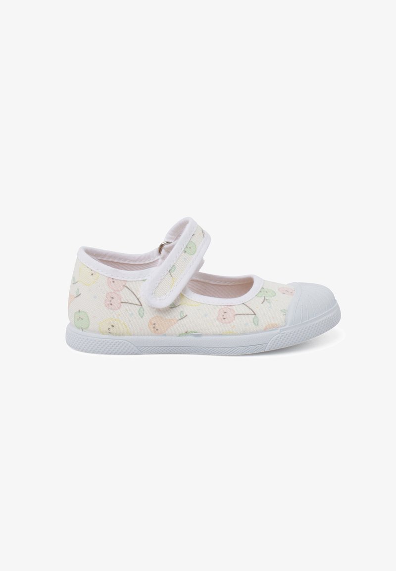 Chaussure Mary Jane blanche en tissu avec un col doux et rembourré, une sangle réglable et un motif de fruits pastel sur le dessus. Semelle en caoutchouc.