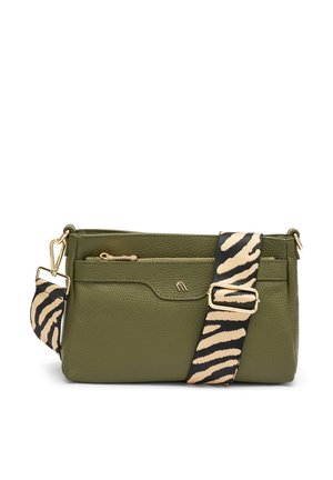 Borsa a tracolla in pelle verde con tasca con cerniera, dotata di una tracolla a strisce beige e nera e dettagli in metallo dorato.