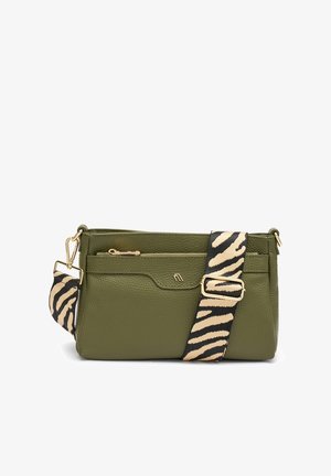 Borsa a tracolla in pelle verde con tasca con cerniera, dotata di una tracolla a strisce beige e nera e dettagli in metallo dorato.