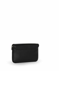 Borsa a mano in pelle nera con una superficie liscia, forma rettangolare e chiusura a patta. Presenta una piccola cerniera per una conservazione sicura.