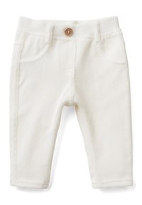 Białe spodnie z korduroju dla niemowląt z przednimi kieszeniami i pojedynczym brązowym guzikiem zapinanym w pasie.