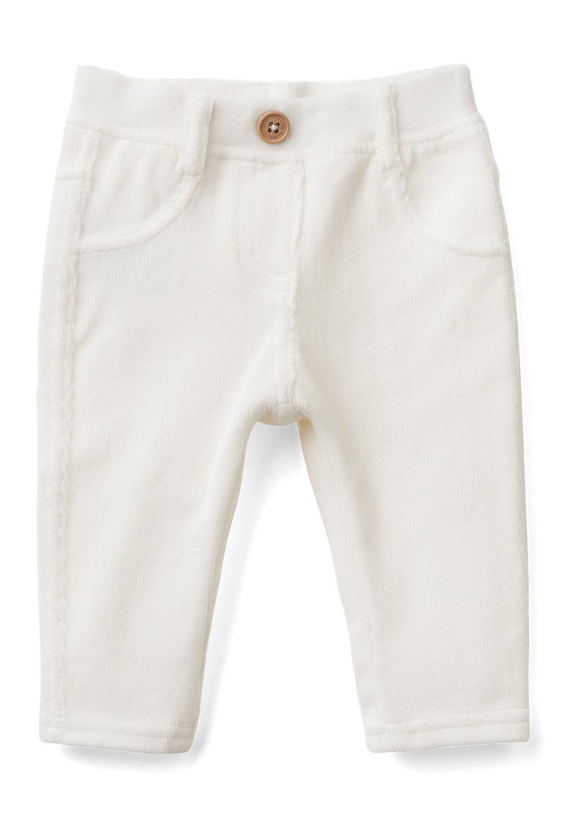 Białe spodnie z korduroju dla niemowląt z przednimi kieszeniami i pojedynczym brązowym guzikiem zapinanym w pasie.