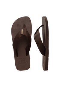 Paire de tongs en caoutchouc marron avec semelles texturées et larges brides en tissu, vues de dessus et de côté.