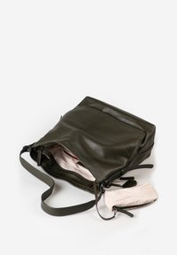 Borsa in pelle verde scuro con superficie testurizzata, dotata di una parte superiore con zip, fodera di colore chiaro e una pochette staccabile.