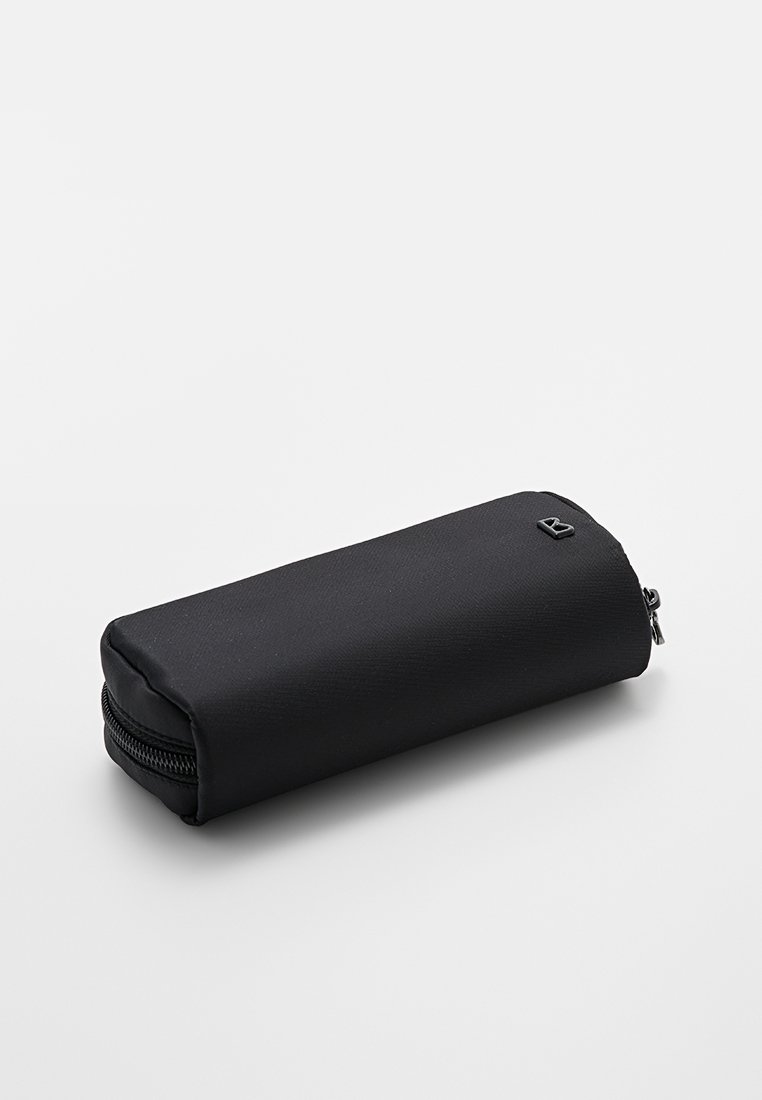 Schwarzes rechteckiges Federmäppchen mit Reißverschluss aus Stoff und einem kleinen metallischen Logo oben.
