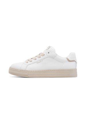 Niedriger weißer Sneaker mit beiger Sohle und Schnürsenkeln, gezackten Randdetails und kleinem Logo an der Seite.