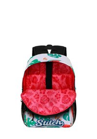 Mochila con un exterior blanco que presenta patrones de hojas verdes y naranjas, un interior floral rojo y el logotipo "Stitch" en la parte frontal. Asas negras.