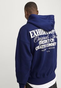 Jack & Jones JORROXBURY BACK - Jersey con capucha - ocean cavern