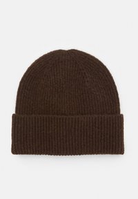 Berretto lavorato a maglia marrone con texture a coste e risvolto. Realizzato in lana o materiale simile, presenta un design semplice e arrotondato.