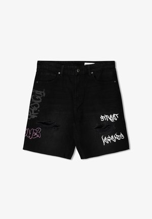 Zwarte denim shorts met verwerkte details, voorzien van grafische prints in wit en roze met de tekst "STREET LEGENDS" en "FRESH."