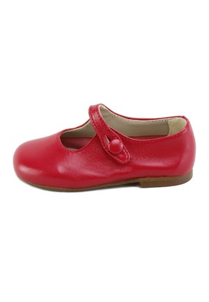 Zapato Mary Jane de cuero rojo con una sola correa y cierre de botón, suela plana marrón y forro interior beige.