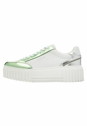 Baskets plateformes blanches avec des accents brillants verts et argentés, dotées d'une languette rembourrée, d'un bout rond et d'une semelle en caoutchouc texturée.