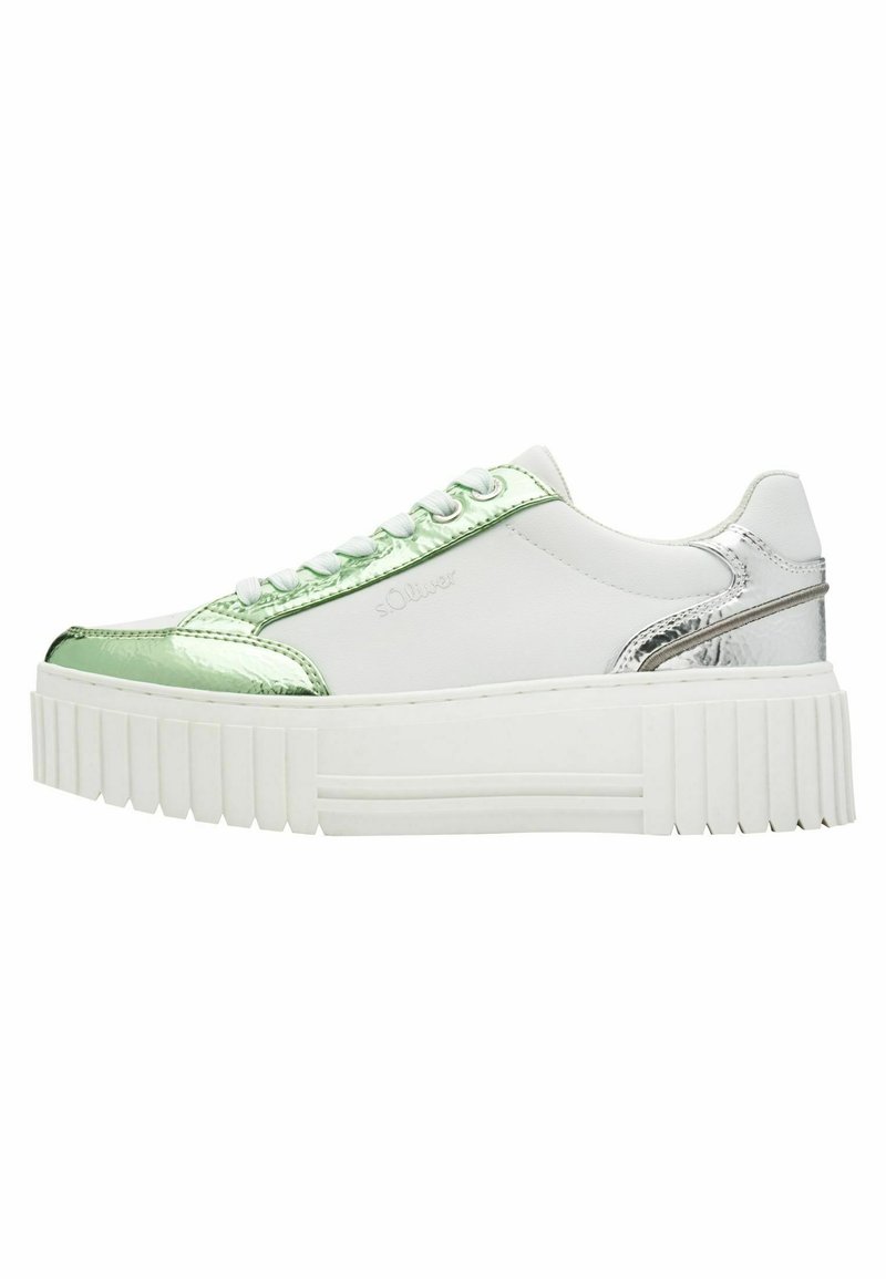Sneakers albe cu platformă, cu accente lucioase de verde și argintiu, prezentând o limbă căptușită, vârf rotund și talpă din cauciuc texturată.