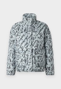 Φουσκωτό μπουφάν σε ανοιχτό μπλε με μαύρο αφηρημένο μοτίβο, διαθέτοντας ψηλό γιακά, δύο μπροστινές τσέπες και ραφές τύπου καπιτονέ.