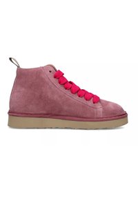 Sneaker alta in suede rosa con punta rotonda, lacci rosa e suola in gomma beige. Presenta un'anima sul retro.