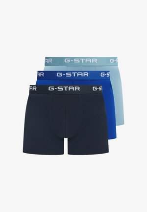Drei Paar G-Star Boxer-Shorts in Dunkelblau, Blau und Hellblau mit gebrandeten elastischen Bunds und figurbetontem Design.