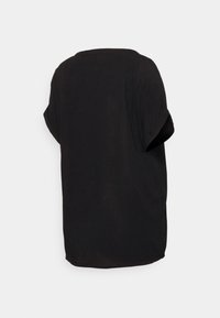 Camisola preta de manga curta com corte descontraído, decote redondo e textura suave. Design simples sem padrões ou detalhes visíveis.