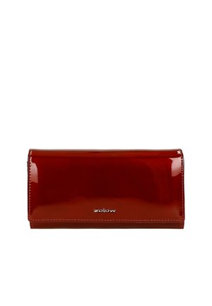 Błyszczący ciemnoczerwony prostokątny portfel z obszytymi krawędziami i małym metalowym logo marki na środku przedniej strony.