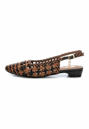 Zapato de slingback trenzado en negro y marrón, con puntera afilada, tacón bajo y correa para el tobillo ajustable con hardware dorado. Diseño texturizado.
