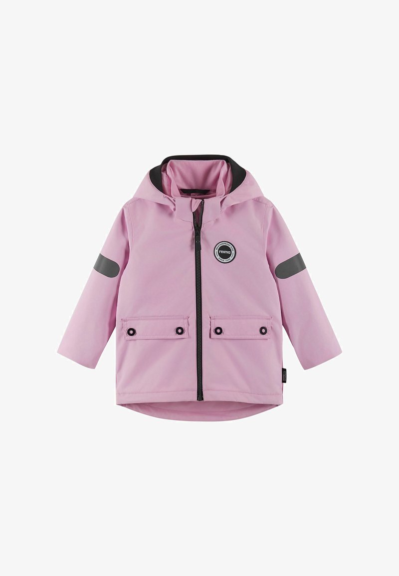 Veste imperméable rose clair pour enfants avec capuche, fermeture éclair noire, coudières noires, poches à rabat à l'avant, et logo de marque rond sur la poitrine.