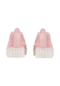 Rosa Sneaker mit gemustertem Textil, weichem Wildleder-Obermaterial und weißer Gummisohle mit gewellten Kanten und Branding an der Ferse.