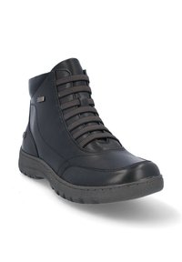 Bota alta negra con parte superior de cuero texturizado, cordones en espiga grises, suela de goma y un sutil acento de logo en el lateral.