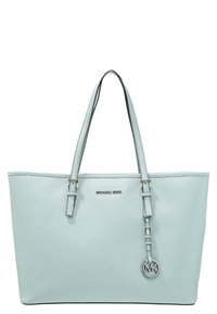 Sac fourre-tout bleu clair en cuir texturé, avec deux longues anses, quincaillerie en logo argenté et un charm extérieur avec les initiales de la marque.