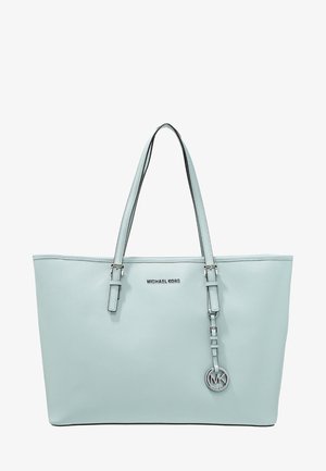 Jasnoniebieska torba na ramię wykonana z teksturowanej skóry, z dwiema długimi rączkami, srebrnym logo oraz zewnętrznym charms z inicjałami marki.