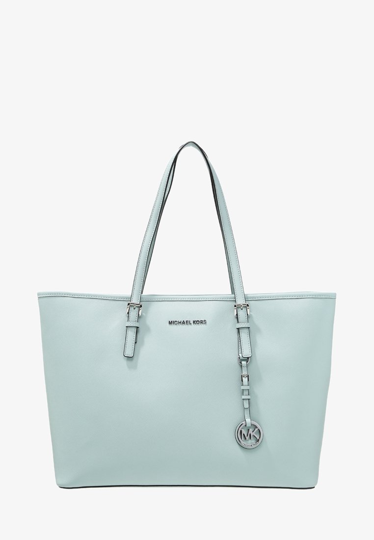Ljusblå tote-väska av texturerat läder, med två långa handtag, silverfärgad logotypdetalj och en charm på utsidan med varumärkets initialer.