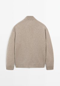 Maglione beige con colletto rotondo, maniche lunghe e una consistenza morbida. Presenta un orlo dritto e dettagli di cucitura minimali.