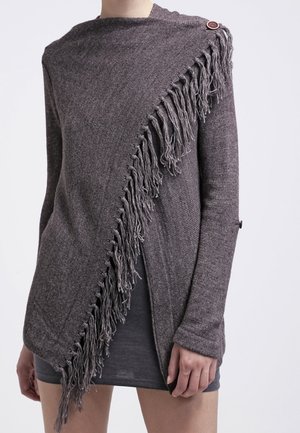 Asymmetrischer brauner Cardigan mit Fransenverzierung an der Seite, mit Knopfverschluss und geripptem Strickmuster.
