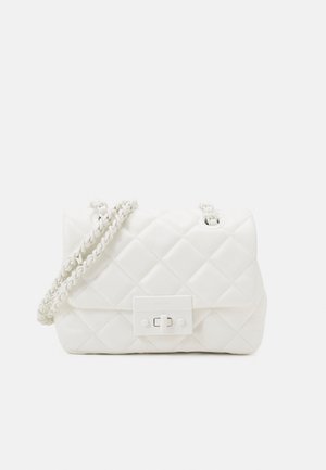 Sac à main en cuir blanc matelassé avec bandoulière chaîne et boucle rectangulaire à tourniquet, présenté sur un fond clair uni.