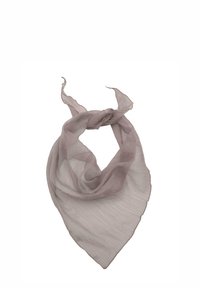 Lehká, texturovaná šála v tlumené hnědofialové barvě, ve tvaru trojúhelníku s volnými okraji a jemnými záhyby po celé ploše.