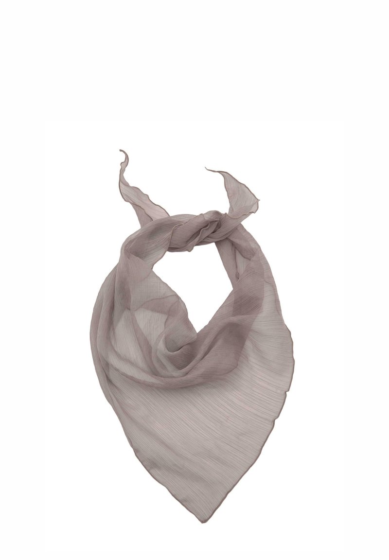 Lehká, texturovaná šála v tlumené hnědofialové barvě, ve tvaru trojúhelníku s volnými okraji a jemnými záhyby po celé ploše.