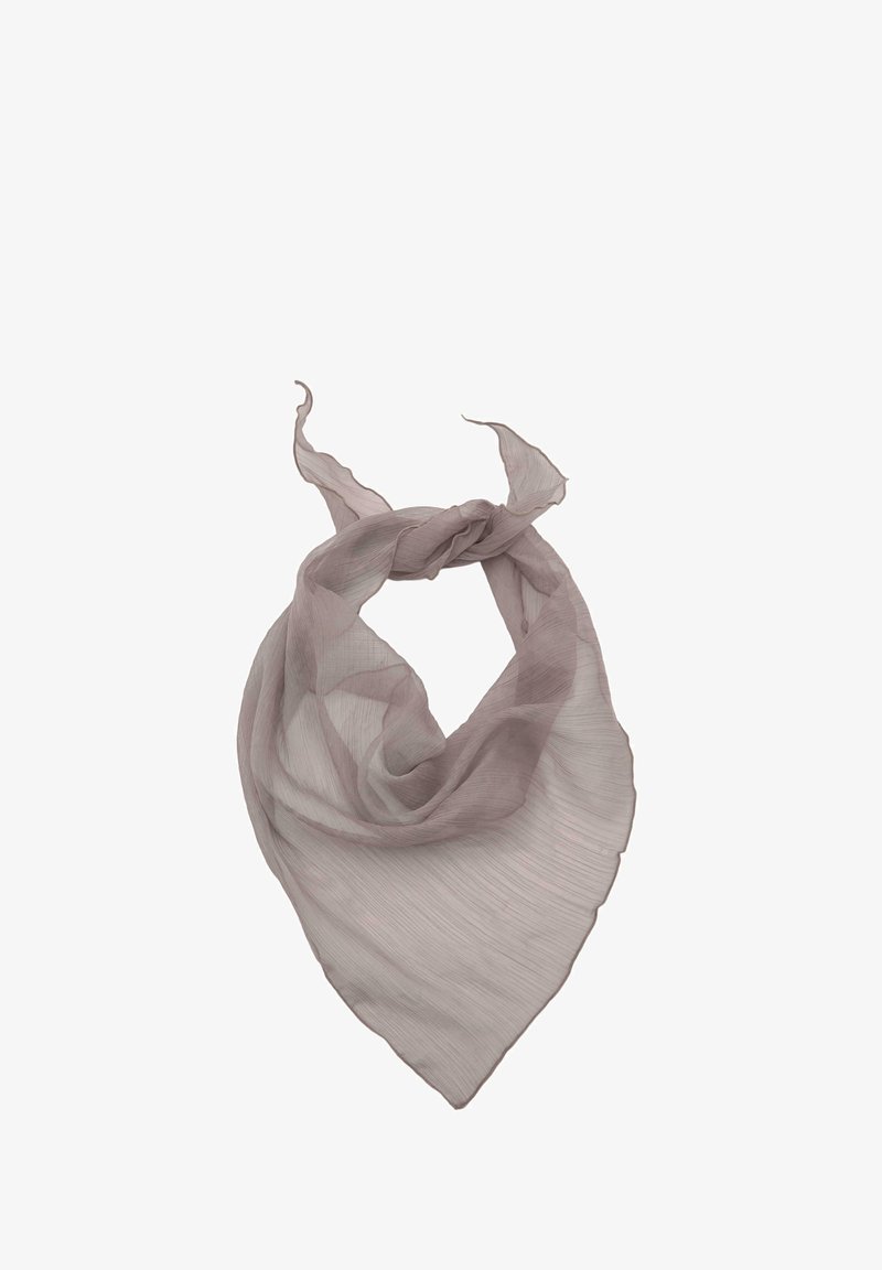 Lehká, texturovaná šála v tlumené hnědofialové barvě, ve tvaru trojúhelníku s volnými okraji a jemnými záhyby po celé ploše.