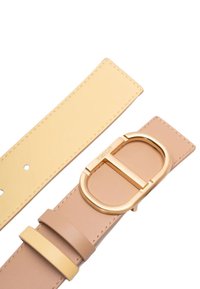 Cinturino in pelle giallo e beige, con fibbia color oro e dettagli di cucitura. Presenta numerosi fori di regolazione.