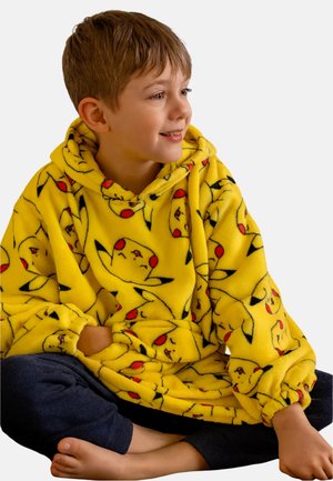 Gelber Fleece-Kapuzenumhang mit wiederholten Pikachu-Gesichtern und roten Akzenten. Entworfen mit lockerer Passform und elastischen Bündchen.