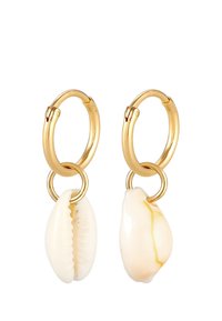 Guldtonede hoops øreringe prydet med hvide cowrie-skaller. Skallerne har glatte teksturer og naturlige mønstre, hængende fra en guldring.