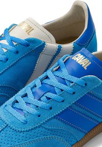 Paire de baskets en daim et cuir bleu avec des lacets bleu clair, des bandes blanches sur les côtés et un marquage doré "CAVAL" sur la languette.