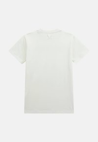 En enkel vit t-shirt av bomull, med korta ärmar, rund halsringning och en diskret logotypdetalj på baksidan av halsen.