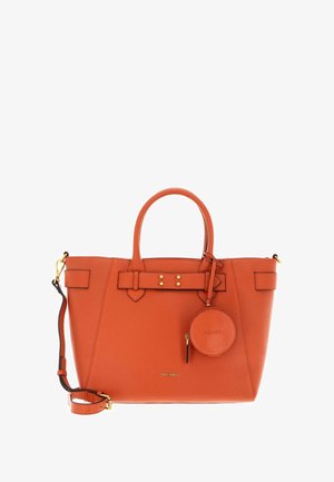 Sac fourre-tout en cuir orange avec double poignée, quincaillerie dorée, clous décoratifs, pochette ronde amovible et base plate pour la stabilité.