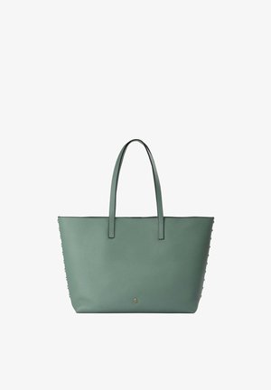 Bolso tote de cuero verde con doble asa y pequeño emblema metálico de calavera centrado cerca de la parte inferior frontal.