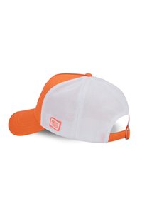 Casquette de baseball orange avec un dos en maille blanche, visière incurvée et une sangle réglable. Dotée d'un tag logo sur le côté. Texture respirante.