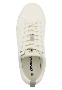 Weißer Canvas-Sneaker mit runder Zehenkappe, Schnürdesign und grauen Akzenten. Mit einem Logo-Tag und einer strukturierten Gummisohle. Größenetikett innen sichtbar.