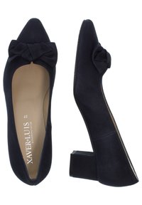 Dunkelblaue Wildleder-Pumps mit spitzem Zehenbereich, die vorne mit einer Schleifenakzent versehen sind und einen niedrigen Blockabsatz haben. Glatte Textur mit klassischem Design.