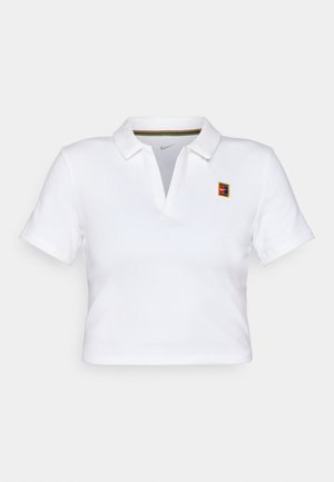 Valge lühikeste varrukate ja kaelusega polo-särk, millel on väike värviline Nike logo ja mitmevärviline triibuline aktsent kaeluse sees.